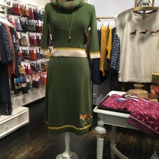 Warum heißt das Kleid wohl Foxy Dress? Ein Swipe nach links verrät dir den Grund. 🦊
#shopsmall #greenfashion #retrofashion #englishfashion #palavafolk #chrismasdress #shoplocal #unbezahltewerbung