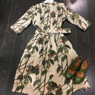 Gab es je ein schöneres Weihnachtskleid? Passend dazu die zauberhaften Schuhe von Miz Mooz! GROßARTIG ❤️ #shopsmall #retrofashion #shoplocal #englishfashion #greenfashion #mizmoozeurope