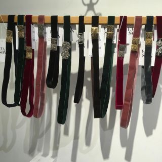 Alle Jahre wieder! 
Pünktlich zum Weihnachtsfest und natürlich auch zu allen anderen Gelegenheiten sind unsere großartigen, handgemachten Samt-Stretchgürtel ein Herzenswärmer.
Falls ihr keine Gelegenheit habt vorbeizuschauen, verschicken wir auch. Schreibt uns einfach an. 
#shoplocal #handmadeinleipzig #shopsmall #unbezahltewerbung #retrofashion 
#handmade #samtaccessoires