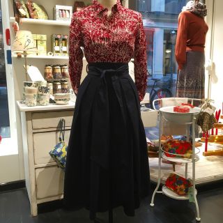 Zwei absolute Prachtstücke aus England! Sensationell schön!
#unbezahltewerbung #retofashion #shopsmall #greenfashion #shoplocal #emilyandfin #englishfashion #chrismasfashion