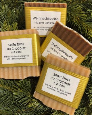 An alle Suchenden aufgepasst! ❣️
Hier gibt es noch einige weihnachtliche Geheimtipps zum Verschenken.

Handgeschöpfte Seifen mit herrlichem Weihnachtsduft. 🎄
Oder DipDye Kerzen für die gemütliche Stimmung. 🕯