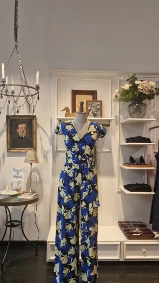 Bist du auch so verliebt in unseren kleinen Laden? 👀 🪷✨️ Wenn dir unsere Beiträge gefallen, teile deine Begeisterung gerne mit deinen Freunden! 🧡👗 ☀️✨️

#shoplocal #Leipzig #leipzigcity #vintagelove #vintageinspired #farben #muster #retro #print #reeloftheday #britishfashion #slowfashion #nachhaltigkeit #cinematic #art #decor #colorful #butique #leipzigtravel #lifestyle #sommer #floral #design #goodmorning