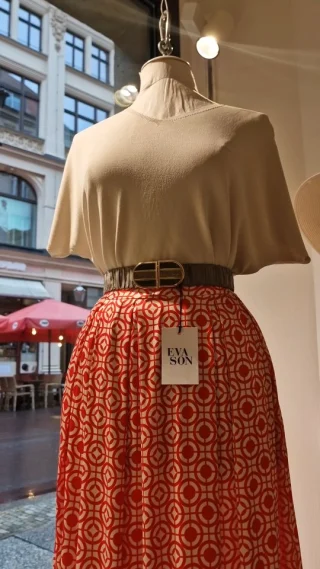 New Collection!✨️🪷🧡

#shoplocal #leipzig #leupzigcity #retro #vintageinspired #geometric #design #summer #print #satin #butique #newcollection
