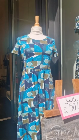 ✨️🌺🪭🥰

#shoplocal #leipzig #leipzigcity #reeloftheday #seasaltcornwall #kinglouie #dress #vintage #retro #vintagedecor #britishfashion #autumn #collection #fairtrade #decor #art #interior #butique #oldschool  #print #summer #colorful #nachhaltigkeit #nachhaltig #fairemode