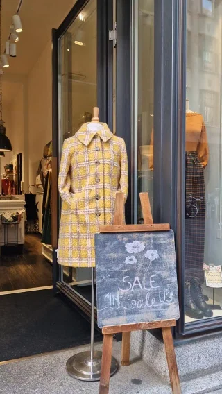 #herbst #kollektion 💛🍂

#shoplocal #leupzig #leipzigcity #britishfashion #seasaltcornwall #lalamour #kinglouie #vintageinspired #fairtrade #newcollection #autumn #coat #dressoftheday #cozy