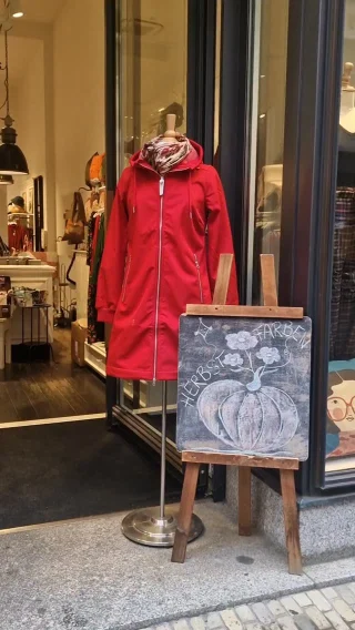 #danefae ❤️✨️🍁🍄

#danish #leipzig #leipzigcity #shoplocal #regenmantel #regenjacke #softshell #softshellmantel #skandinavisch #autumn #herbst #reeloftheday #faretrade #herbstmode