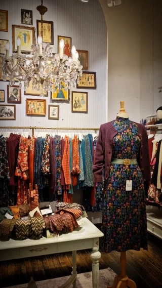 @lalamourclothing ❤️✨️🍁🍂

#shoplocal #lalamour #leipzig #leipzigcity #art #vintage #retro #inspiration #vintageinspired #decor #reeloftheday #outfit #lifestyle #fairtrade #print #cozy #autumn #herbst #cinematic