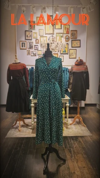 @lalamourclothing ❤️✨️🔥

#lalamour #shoplocal #Leipzig #leipzigcity #butique #reeloftheday #fashion #slowfashion #style #autumn #herbst #mode #vintage #retro #inspiration #vintagedecor #floral #winter #nachhaltigkeit #outfit #dress