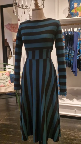 👗✨️👀

#shoplocal #Leipzig #winterdress #danefae #stripes