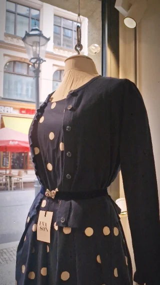 Wunderschönes Kleid in tiefem Marineblau, dass zeitlosen Vintage-Charme mit einem modernen Twist vereint 💙🥰✨️
🌿 100% Baumwolle
💃 Taillierter Schnitt für eine elegante Silhouette

#leipzig #retro #dots #mode #shoplocal