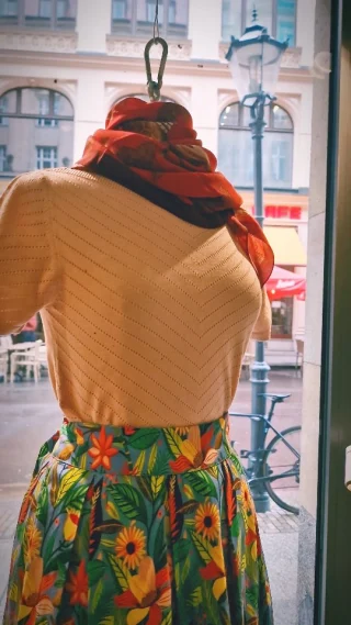 In unserem wunderschönen Laden sind wieder zauberhafte neue Teile eingezogen 👀✨️💙🪷 Mit liebevollen Details, leichten Stoffen und einem Hauch von Retro-Charme bringen sie genau die richtige Mischung aus Nostalgie und moderner Leichtigkeit in deinen Look🥰✨️☀️

#leipzig #retro #frühling #sommerrock #shoplocal