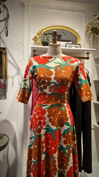 Dieses wunderschöne Kleid vereint dänische Eleganz mit modernem Komfort – ein echter Hingucker für jeden Anlass. 🥰 ✨️Das auffällige Weintrauben-Design verleiht dem Look eine edle, künstlerische Note, während der fließende Schnitt für ein angenehmes Tragegefühl sorgt.🍇🌸💃🔥 

#shoplocal #danish #skandinavish #sommer #Leipzig